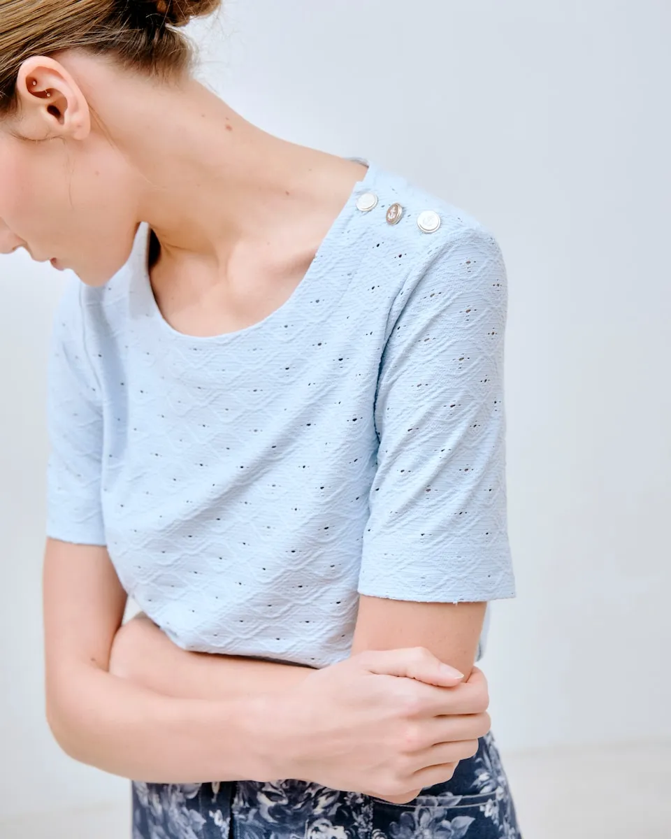 Женская футболка с декоративными пуговицами и круглым вырезом Lasserre, голубой
Женская футболка с декоративными пуговицами и круглым вырезом Lasserre, голубой