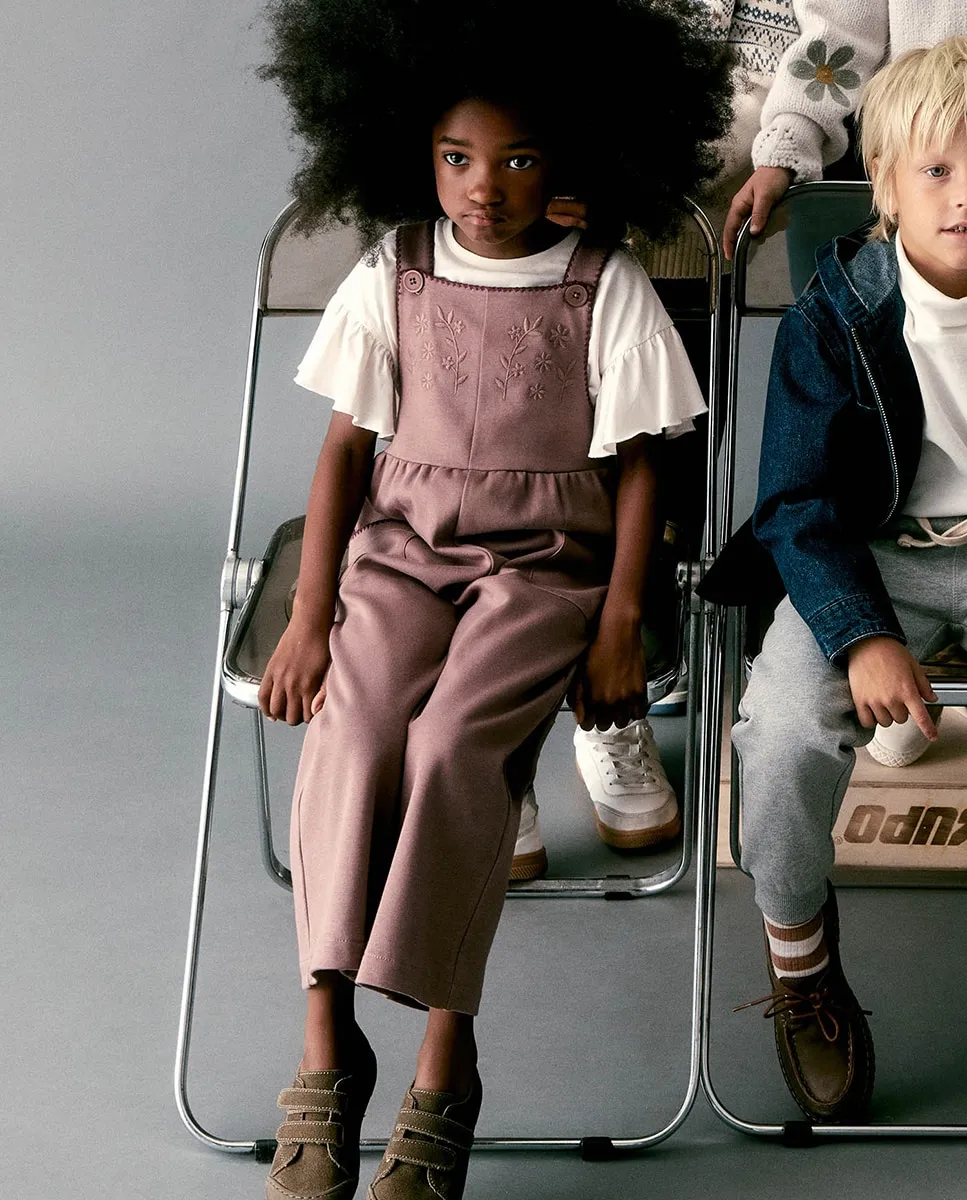 Комбинезон из жаккарда с вышивкой Sfera, баклажановый 
Комбинезон из жаккарда с вышивкой Sfera, баклажановый