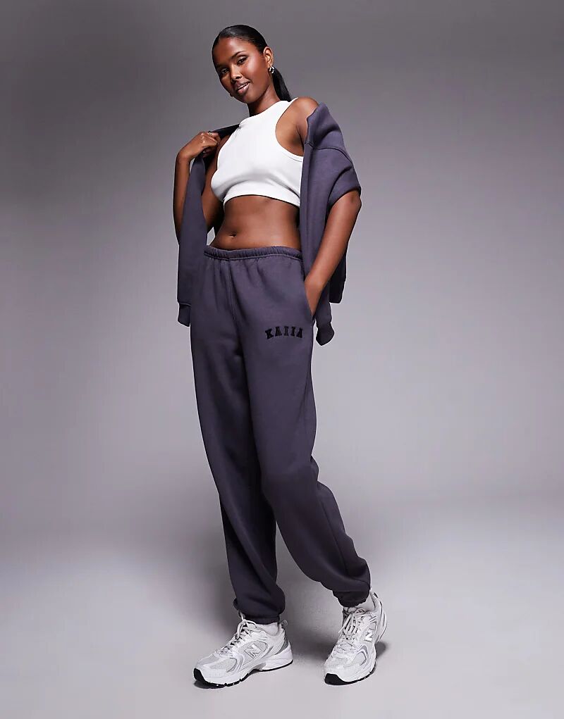 Спортивные брюки Kaiia с манжетами темно-серого цвета
Спортивные брюки Kaiia с манжетами темно-серого цвета