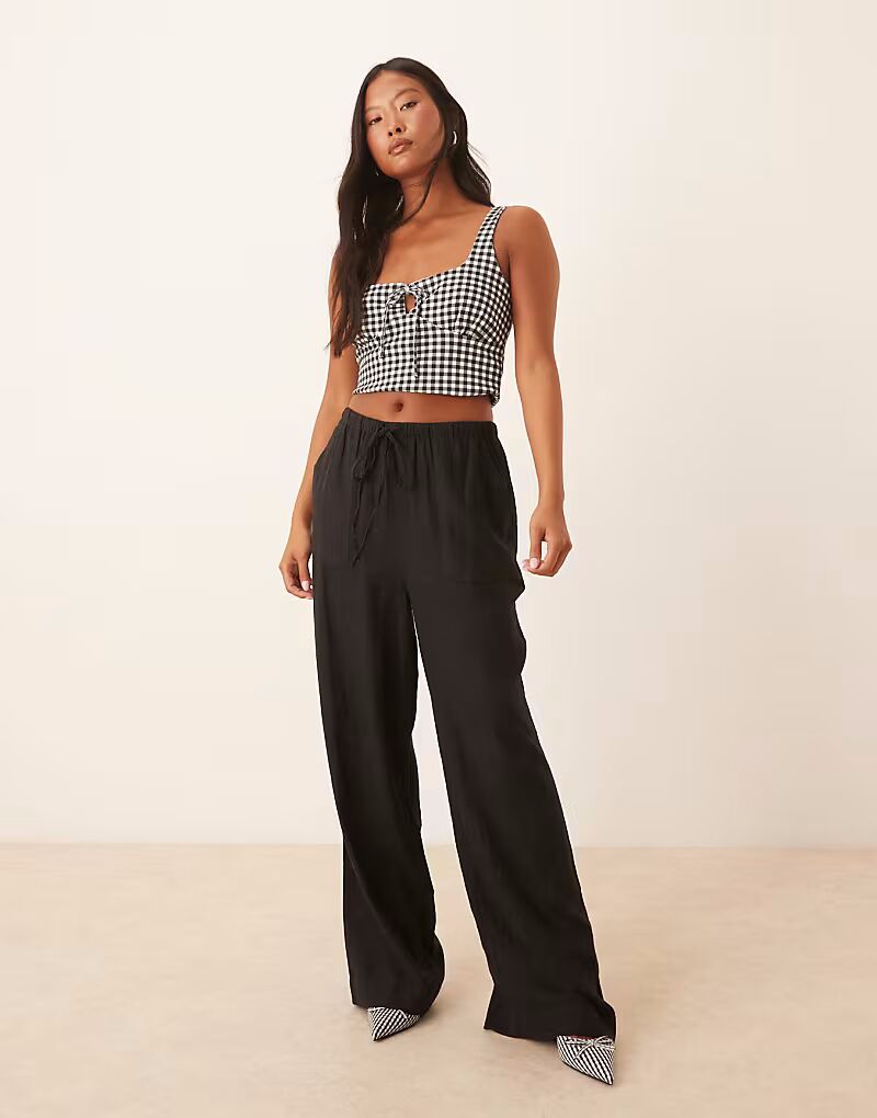 Брюки прямого кроя Nobody's Child Petite Shona черного цвета
Брюки прямого кроя Nobody's Child Petite Shona черного цвета