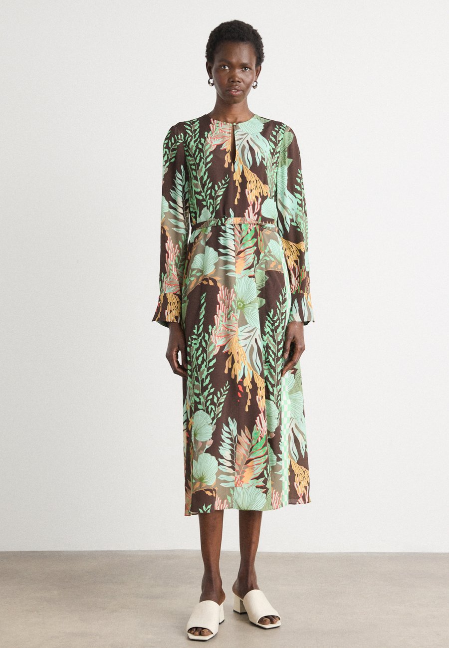 Платье Marc Cain Day dress, Dark Wood/Dark Brown
Платье Marc Cain Day dress, Dark Wood/Dark Brown