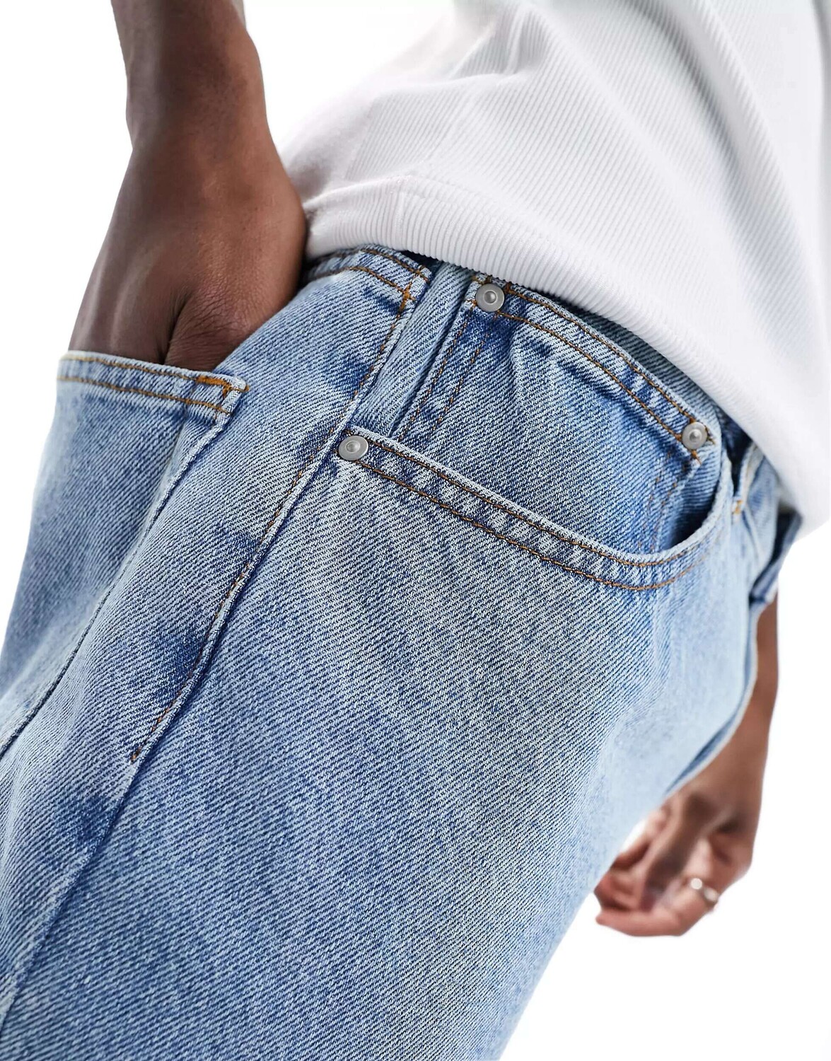 Светлые джинсы прямого кроя ASOS
Светлые джинсы прямого кроя ASOS