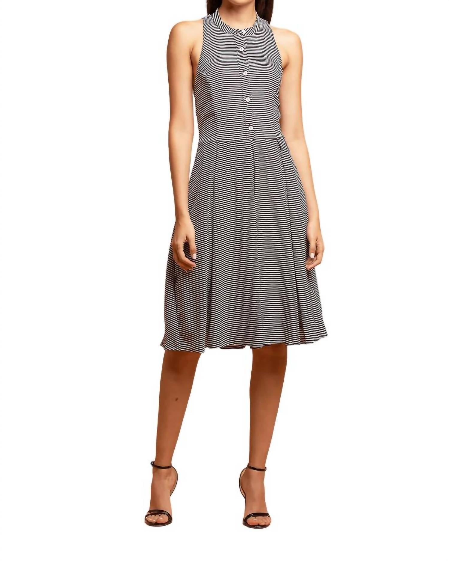 Платье Арианы в черно-белом цвете EVA FRANCO
Платье Арианы в черно-белом цвете EVA FRANCO