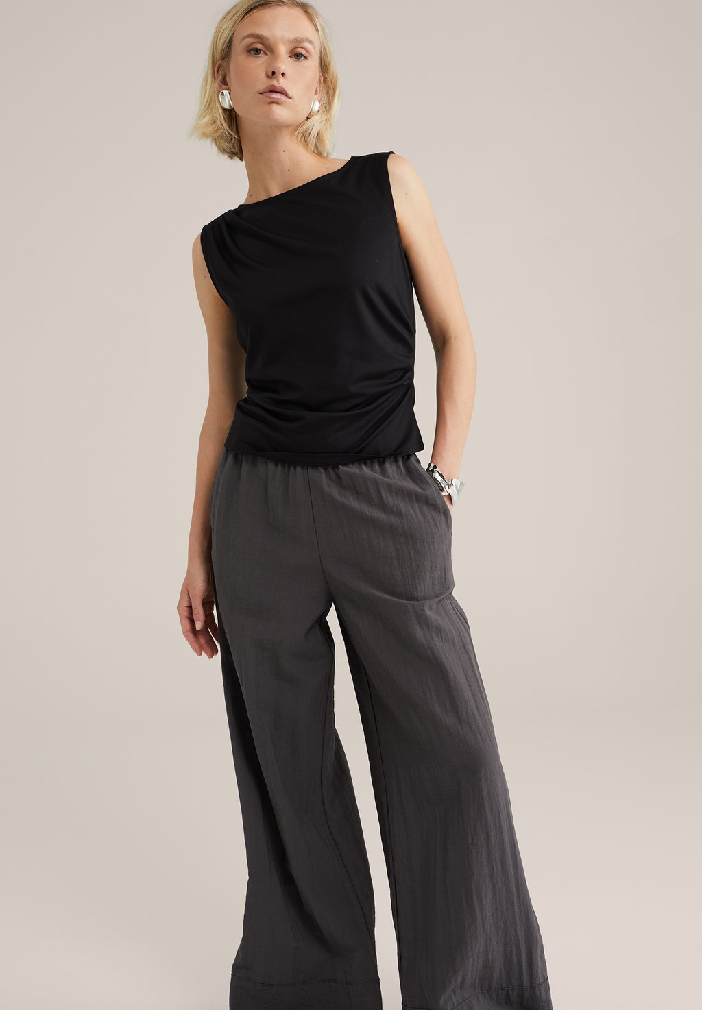 Базовая футболка WE Fashion, черный
Базовая футболка WE Fashion, черный