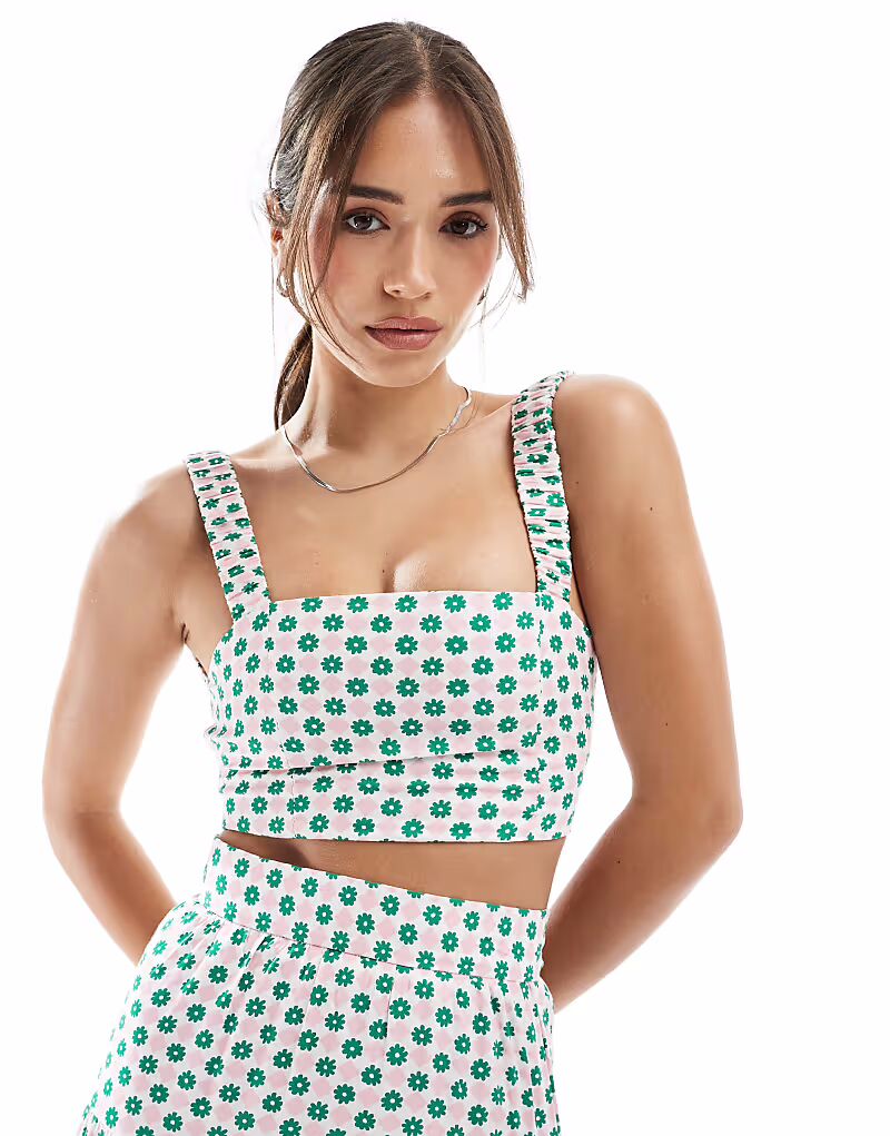 Топ Collective The Label с перекрещивающимися узорами на спине в розово-зеленый цветочный квадрат
Топ Collective The Label с перекрещивающимися узорами на спине в розово-зеленый цветочный квадрат