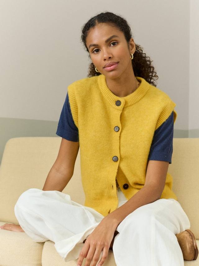 Роскошный шерстяной жилет с круглым вырезом Brora, цвет Primrose
Роскошный шерстяной жилет с круглым вырезом Brora, цвет Primrose