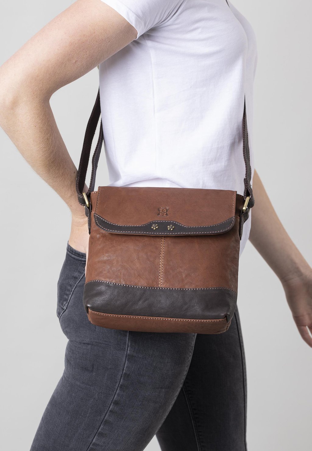 Сумка через плечо HARTSOP FLAPOVER - Across body bag Lakeland Leather, коричневый
Сумка через плечо HARTSOP FLAPOVER - Across body bag Lakeland Leather, коричневый