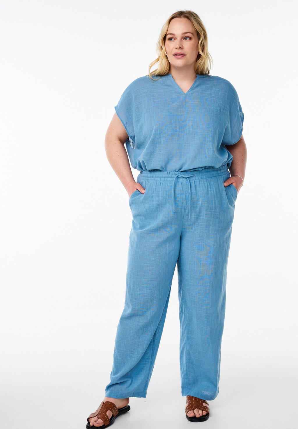 Брюки FLASH - GERADE GESCHNITTENE MIT HOHER TAILLE Zizzi, светло-голубой
Брюки FLASH - GERADE GESCHNITTENE MIT HOHER TAILLE Zizzi, светло-голубой