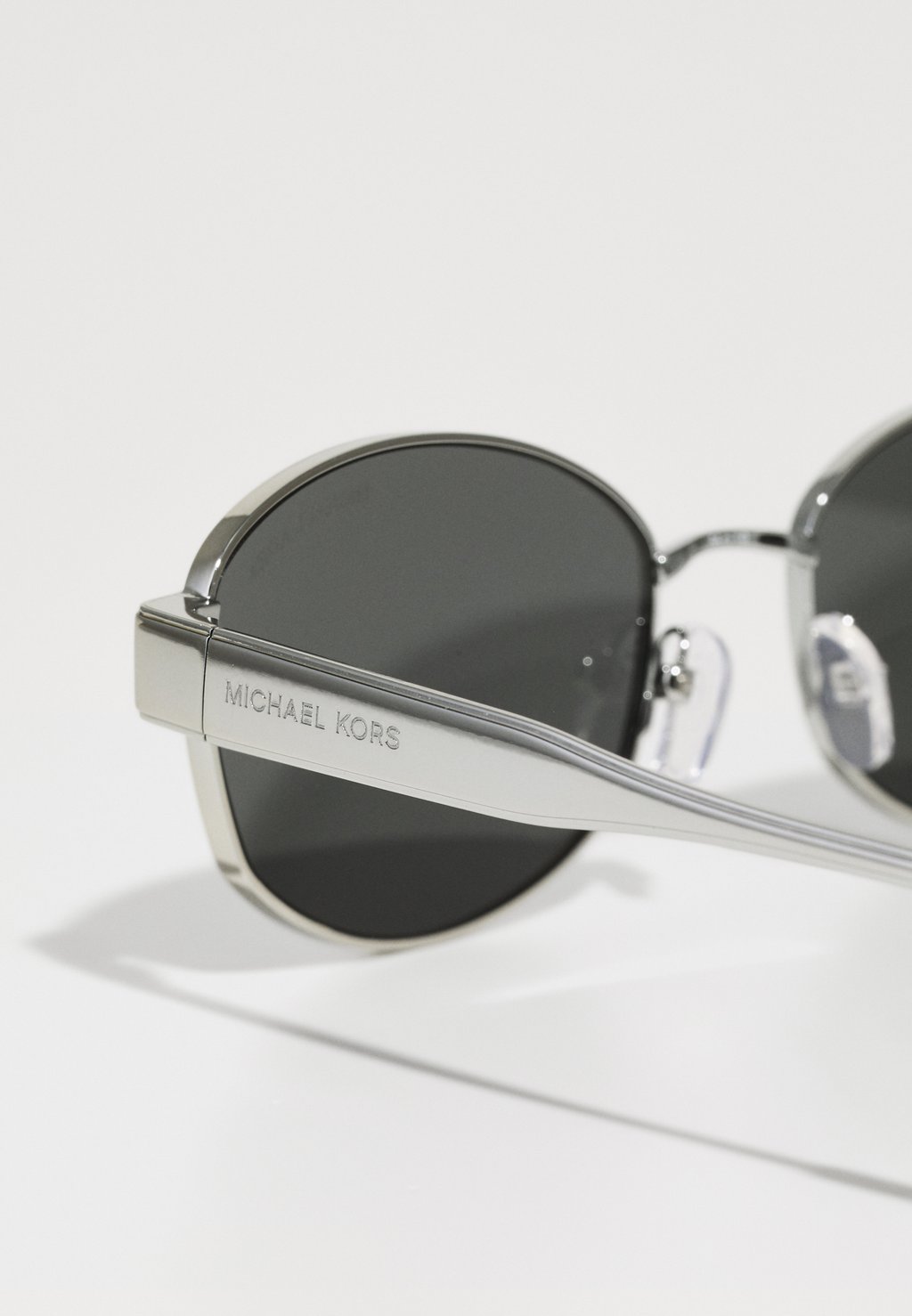 Солнцезащитные очки MONTE CARLO Michael Kors, серебристый
Солнцезащитные очки MONTE CARLO Michael Kors, серебристый