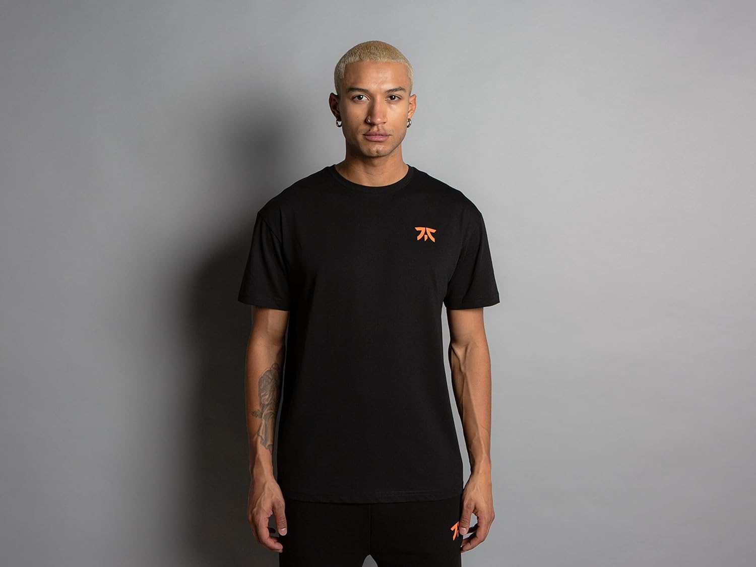 Футболка с логотипом команды FnaticGear, черная, размер M, FNC081, CREST TEE, BLACK, M XX2999
Футболка с логотипом команды FnaticGear, черная, размер M, FNC081, CREST TEE, BLACK, M XX2999