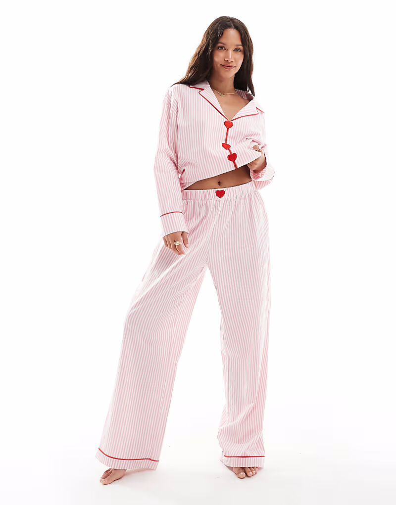 Эксклюзивный комплект пижамных брюк Frolic с пуговицами в форме сердца в розово-белую полоску The Frolic
Эксклюзивный комплект пижамных брюк Frolic с пуговицами в форме сердца в розово-белую полоску The Frolic