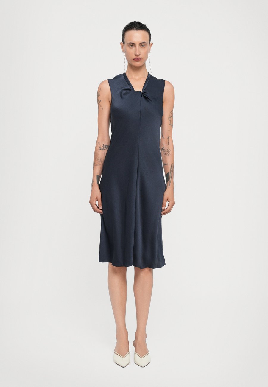 Платье Theory TWIST SCOOP CRUSH, Nocturne Navy /Dark Blue
Платье Theory TWIST SCOOP CRUSH, Nocturne Navy /Dark Blue