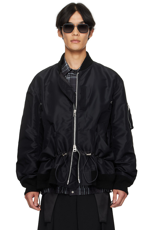 Нейлоновая бомбер куртка в рубчик Sacai, черный
Нейлоновая бомбер куртка в рубчик Sacai, черный