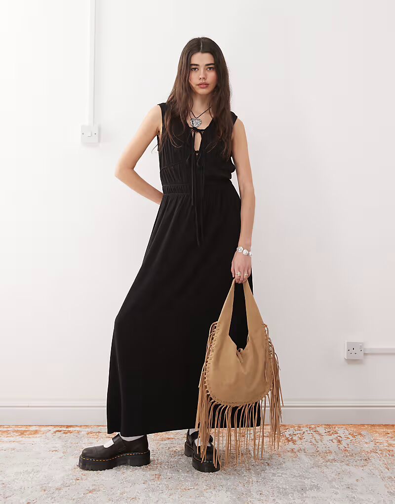 Длинное платье-сарафан из смеси льна Reclaimed Vintage с рюшами и завязками черного цвета
Длинное платье-сарафан из смеси льна Reclaimed Vintage с рюшами и завязками черного цвета