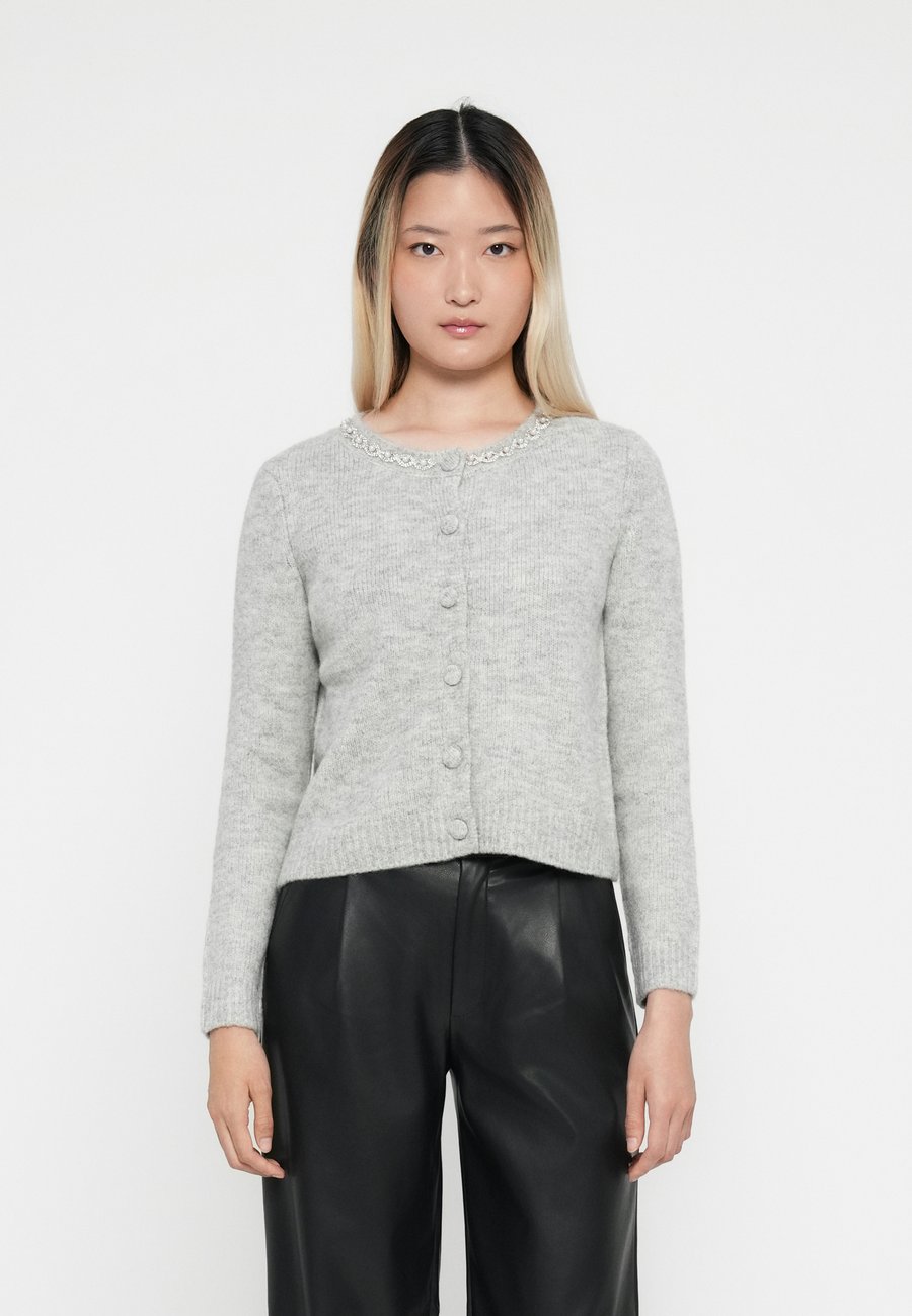 Кардиган ONLY ONLVIVA O NECK BLING CARDI , Light Grey
Кардиган ONLY ONLVIVA O NECK BLING CARDI , Light Grey