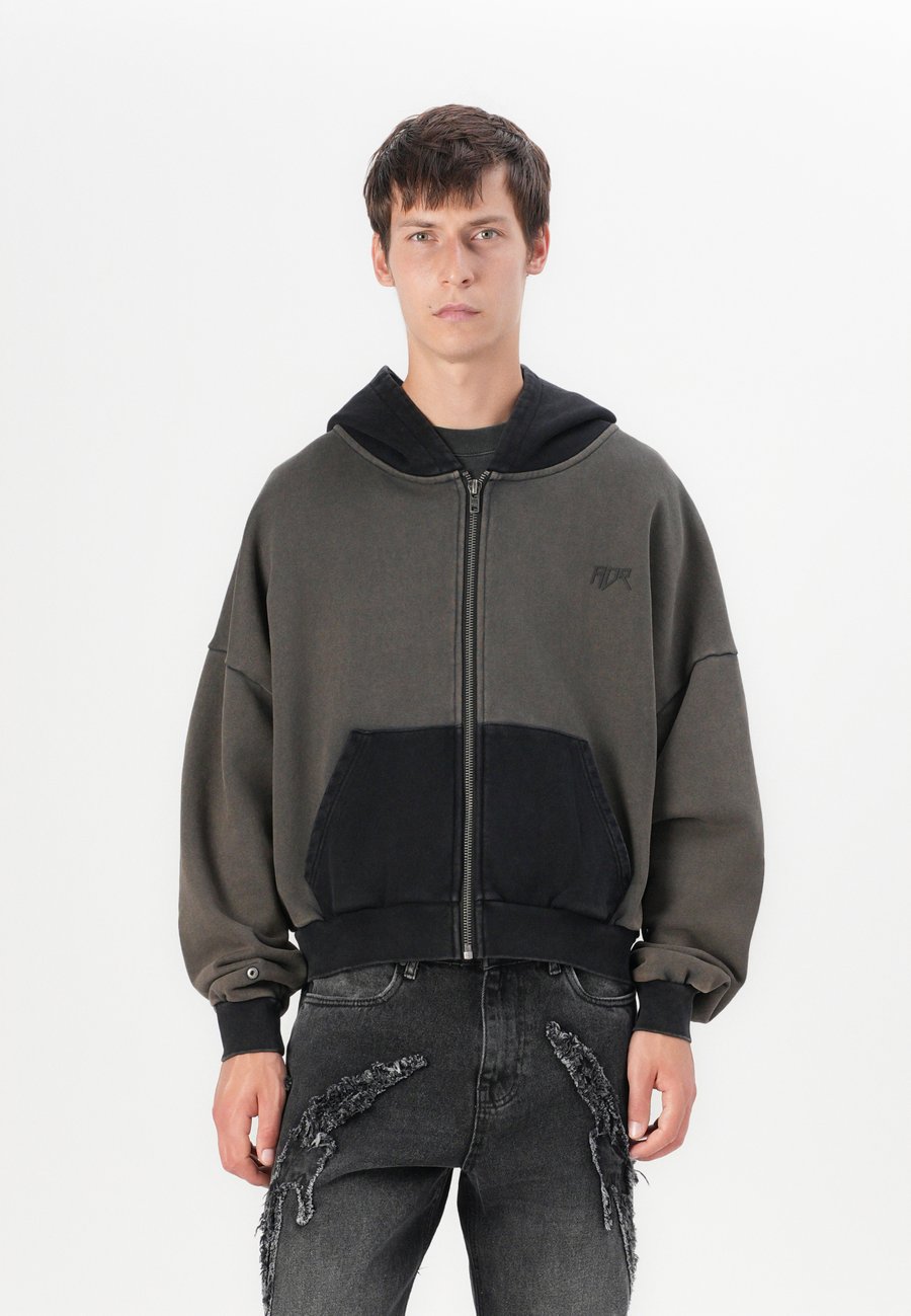 Толстовка Atelier de roupa LOGO ZIP HOODIE UNISEX, Grey/Black/Black
Толстовка Atelier de roupa LOGO ZIP HOODIE UNISEX, Grey/Black/Black