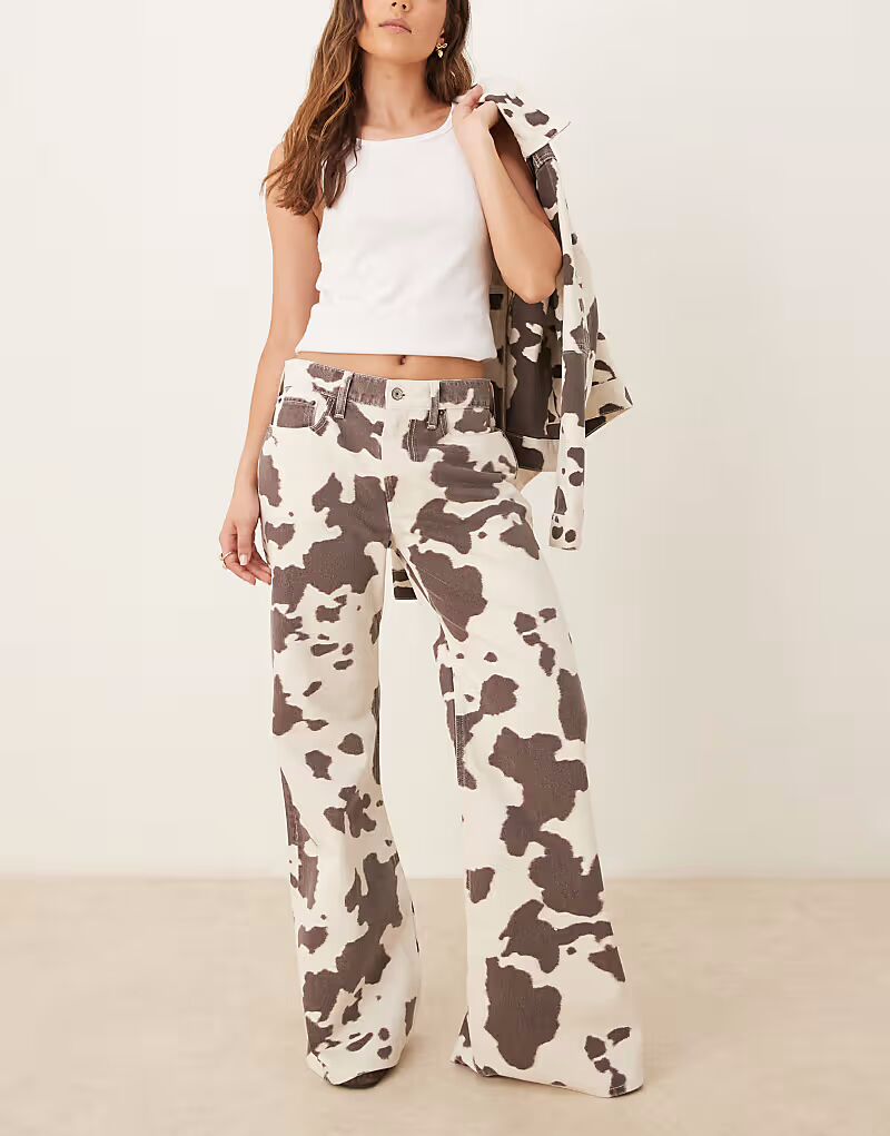 Джинсы-клеш со средней посадкой Abercrombie & Fitch с принтом коровы
Джинсы-клеш со средней посадкой Abercrombie & Fitch с принтом коровы