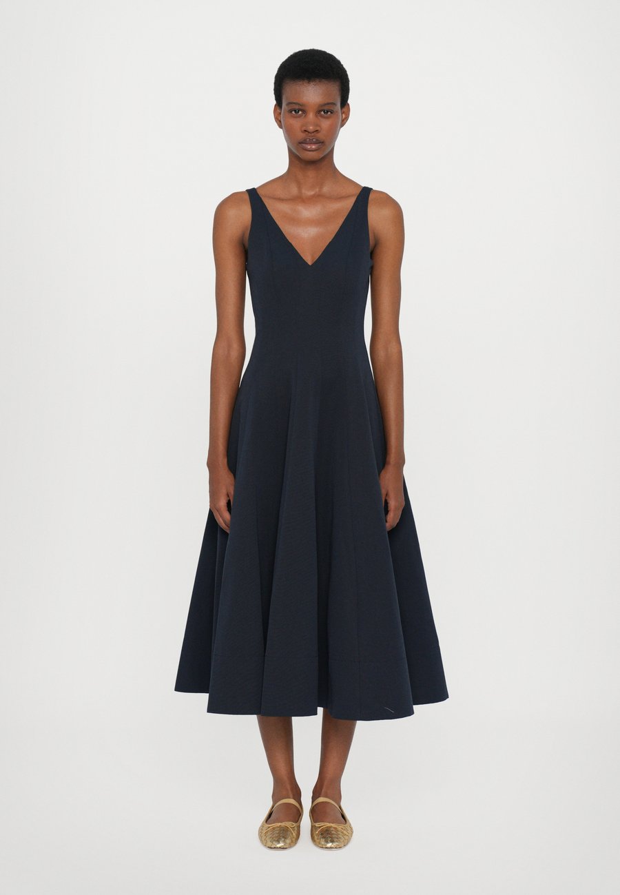 Платье STAUD MARIETA DRESS, Navy/Dark Blue
Платье STAUD MARIETA DRESS, Navy/Dark Blue