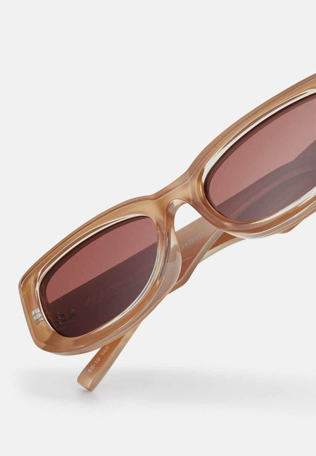 Солнцезащитные очки MONOPOLY Le Specs, нюд
Солнцезащитные очки MONOPOLY Le Specs, нюд