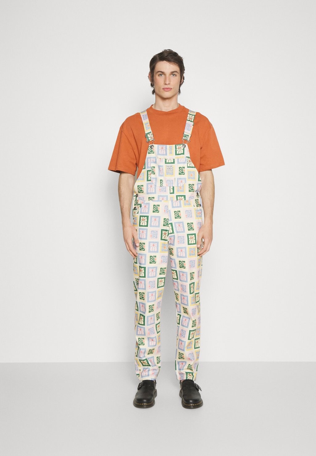 Джинсы-сигареты цвета слоновой кости Kaotiko
Джинсы-сигареты цвета слоновой кости Kaotiko