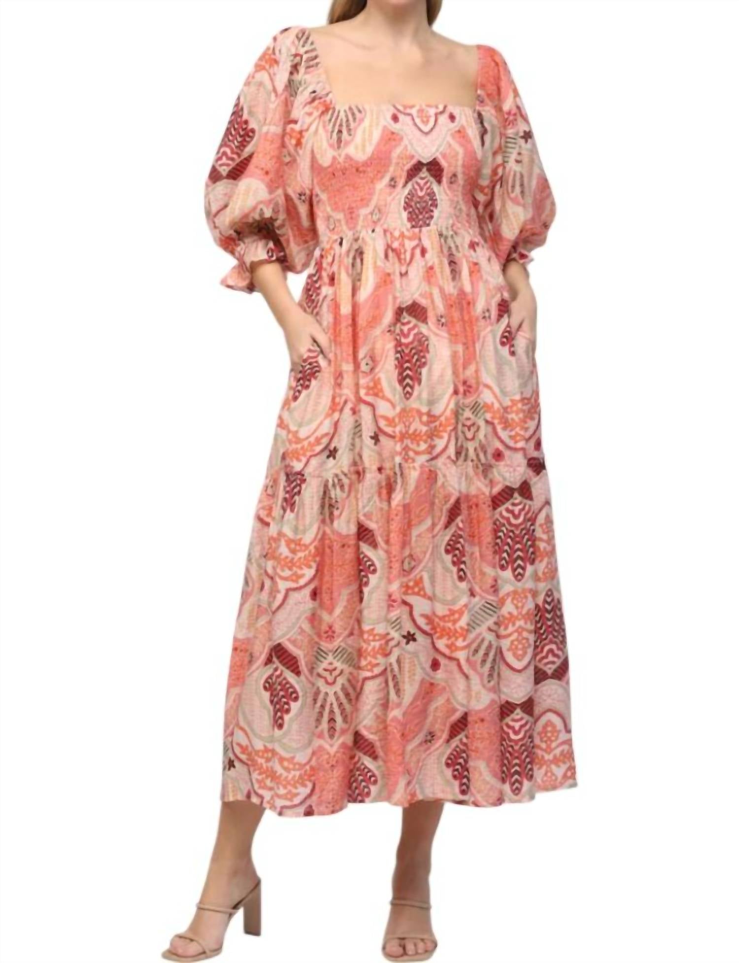 Абстрактное присборенное многоуровневое платье миди в розовом цвете FATE
Абстрактное присборенное многоуровневое платье миди в розовом цвете FATE