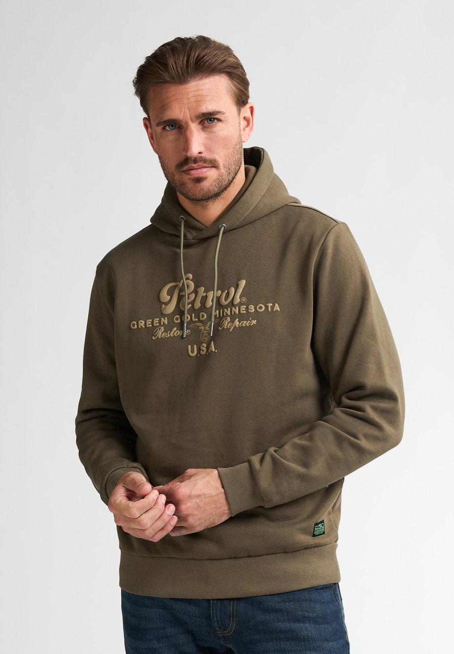 Худи Petrol Industries ARTWORK YANKTON, Army Green/Olive
Худи Petrol Industries ARTWORK YANKTON, Army Green/Olive