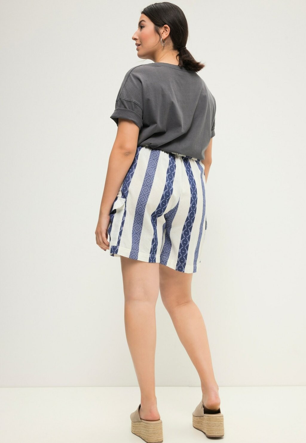 Шорты WIDE LEGS HIGHWAIST STREIFEN ELASTIKBUND Studio Untold, темно-синий
Шорты WIDE LEGS HIGHWAIST STREIFEN ELASTIKBUND Studio Untold, темно-синий