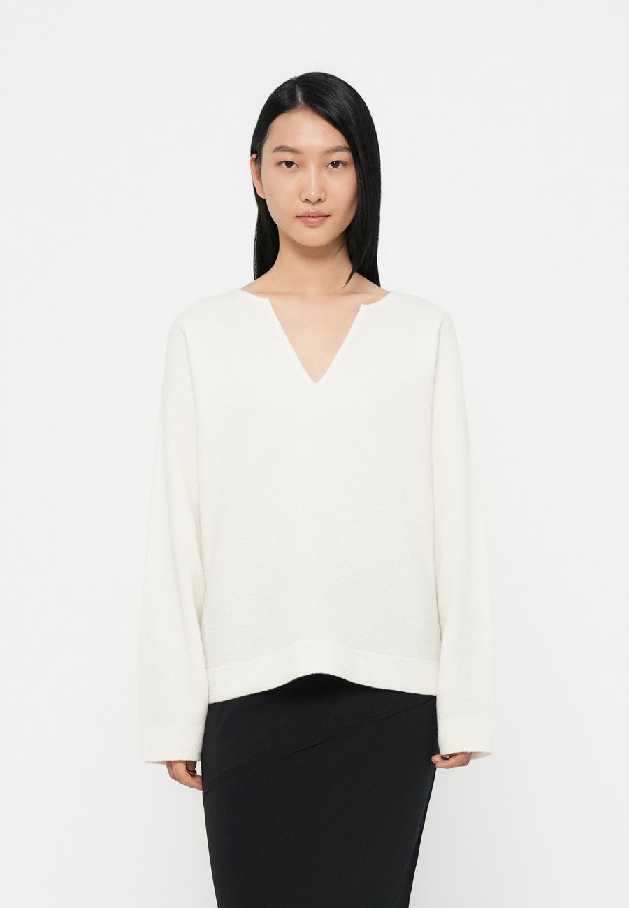 Джемпер Calvin Klein V NECK , White Greige/Off-White
Джемпер Calvin Klein V NECK , White Greige/Off-White
