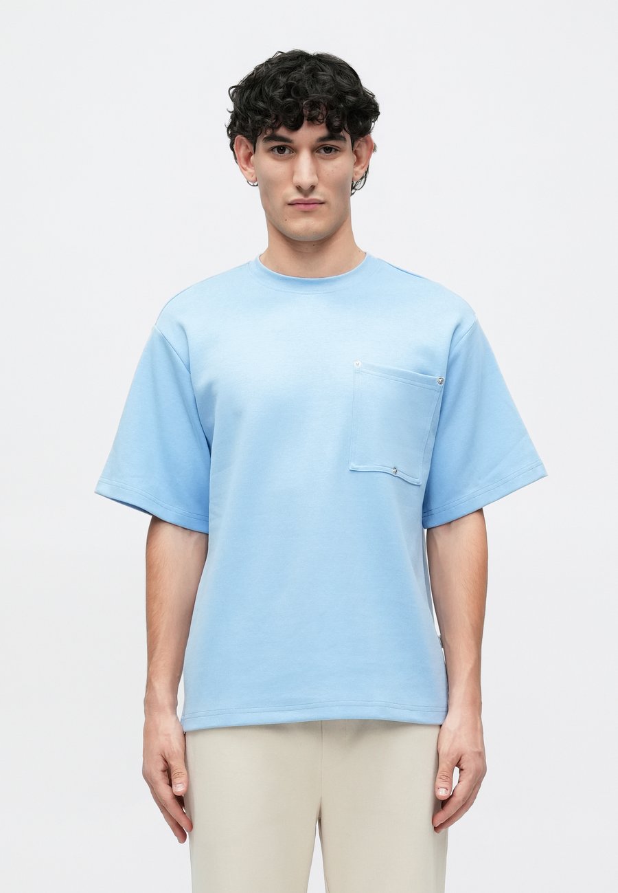 Футболка Essential Collective POCKET STUD, Blue/Light Blue, Синий, Футболка Essential Collective POCKET STUD, Blue/Light Blue
Футболка Essential Collective POCKET STUD, Blue/Light Blue, Синий, Футболка Essential Collective POCKET STUD, Blue/Light Blue