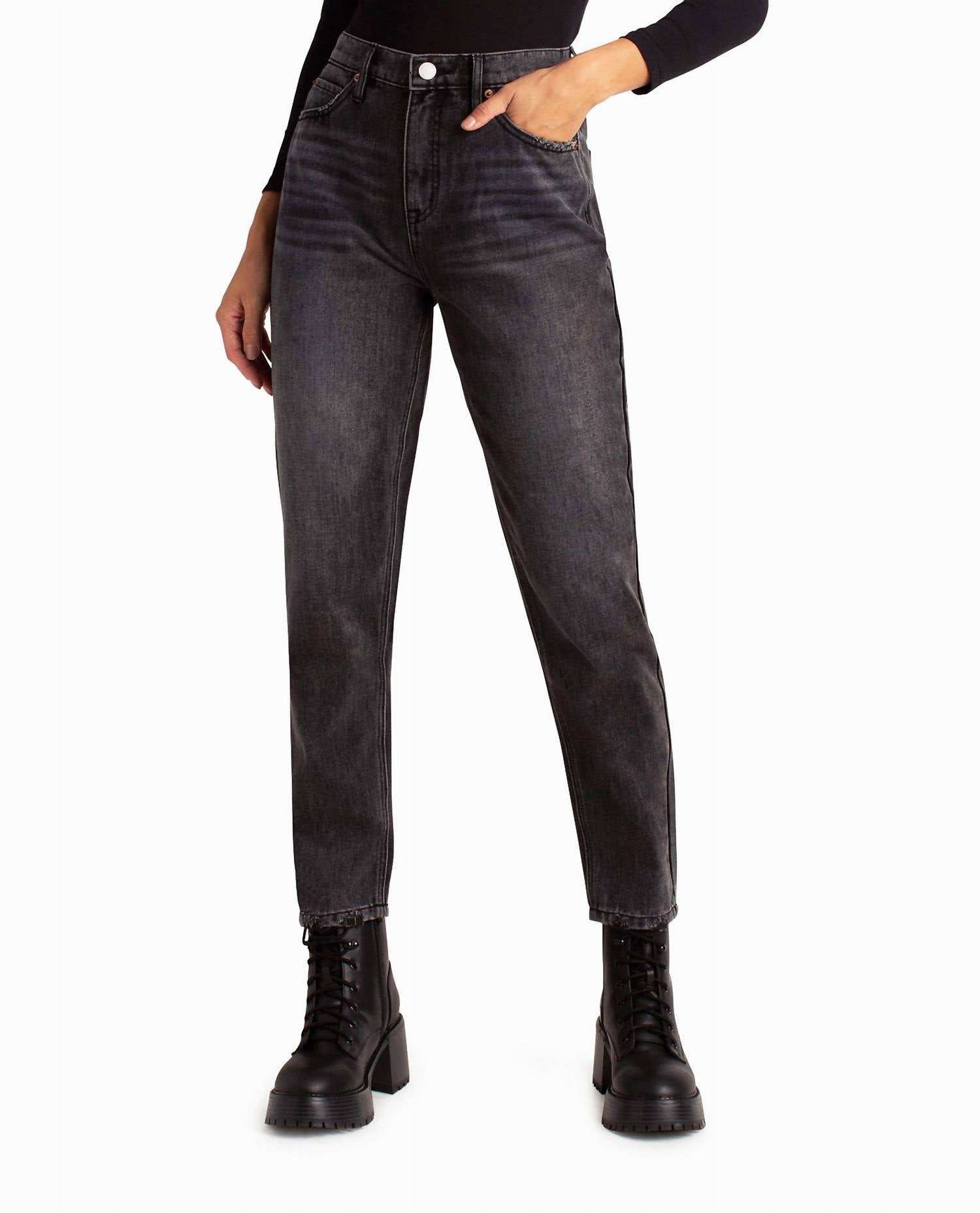 Джинсы Harlem High Rise Tapered Jeans черного цвета Nicole Miller
Джинсы Harlem High Rise Tapered Jeans черного цвета Nicole Miller