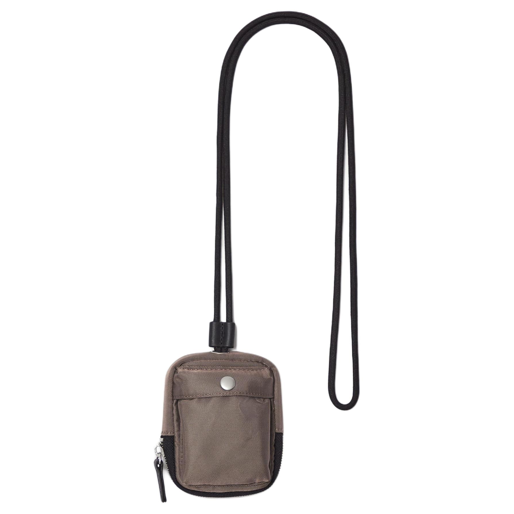 Мини-кроссбоди из смесового полиамида с переработанным полиэстером и нейлоном унисекс цвета хаки COS
Мини-кроссбоди из смесового полиамида с переработанным полиэстером и нейлоном унисекс цвета хаки COS