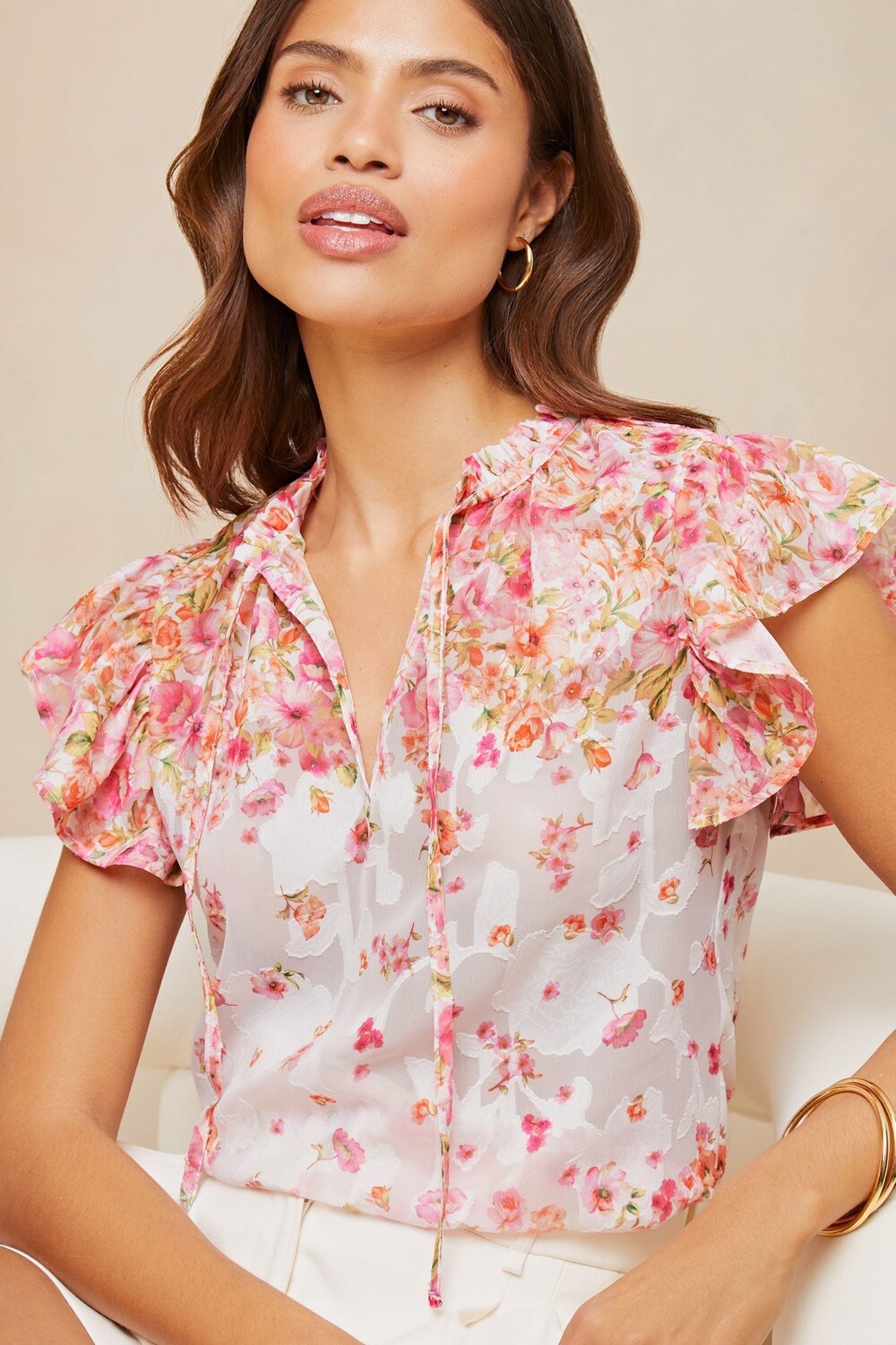 Блузка с оборками на рукавах и V образным вырезом, завязками спереди Lipsy, белый
Блузка с оборками на рукавах и V образным вырезом, завязками спереди Lipsy, белый