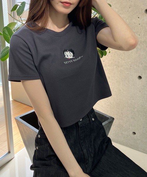 Футболка короткая с вышивкой Бетти Буп GLAMOROUS JANE, угольно-серый
Футболка короткая с вышивкой Бетти Буп GLAMOROUS JANE, угольно-серый