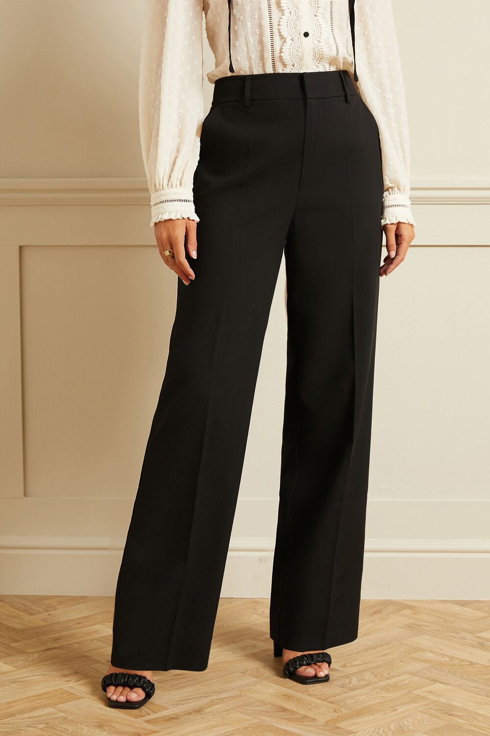 Широкие брюки с завышенной талией и приталенным кроем Love & Roses, черный
Широкие брюки с завышенной талией и приталенным кроем Love & Roses, черный