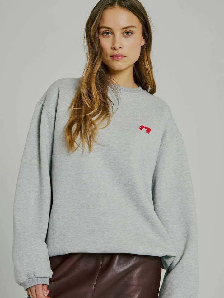 Norr Пуловер «Дафайн» светло-серого цвета с красным принтом
Norr Пуловер «Дафайн» светло-серого цвета с красным принтом