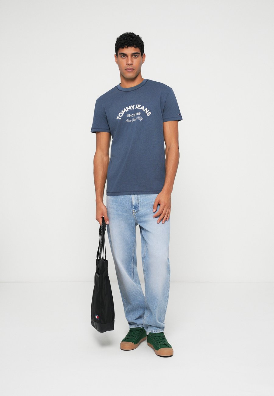 Футболка Tommy Jeans CENTER ARCH, Dark Night Navy/Dark Blue, Синий, Футболка Tommy Jeans CENTER ARCH, Dark Night Navy/Dark Blue
Футболка Tommy Jeans CENTER ARCH, Dark Night Navy/Dark Blue, Синий, Футболка Tommy Jeans CENTER ARCH, Dark Night Navy/Dark Blue