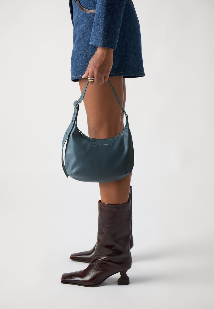 Сумка Samsøe Samsøe SAFREJA MIDI BAG , Bluefin/Blue
Сумка Samsøe Samsøe SAFREJA MIDI BAG , Bluefin/Blue