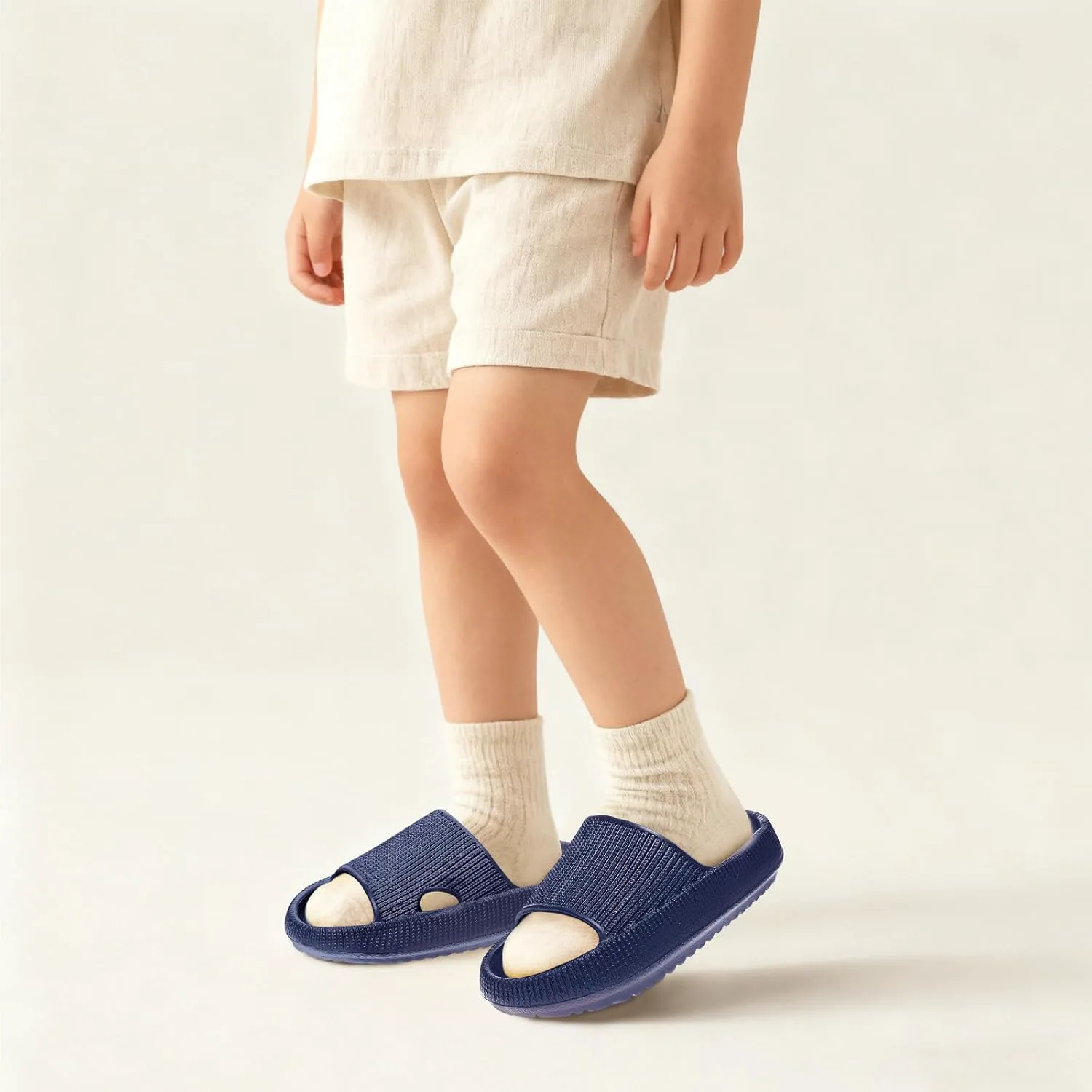 Детские шлепанцы Rosyclo с облачной подушкой, нескользящей подошвой, для дома и улицы, цвет темно-синий
Детские шлепанцы Rosyclo с облачной подушкой, нескользящей подошвой, для дома и улицы, цвет темно-синий