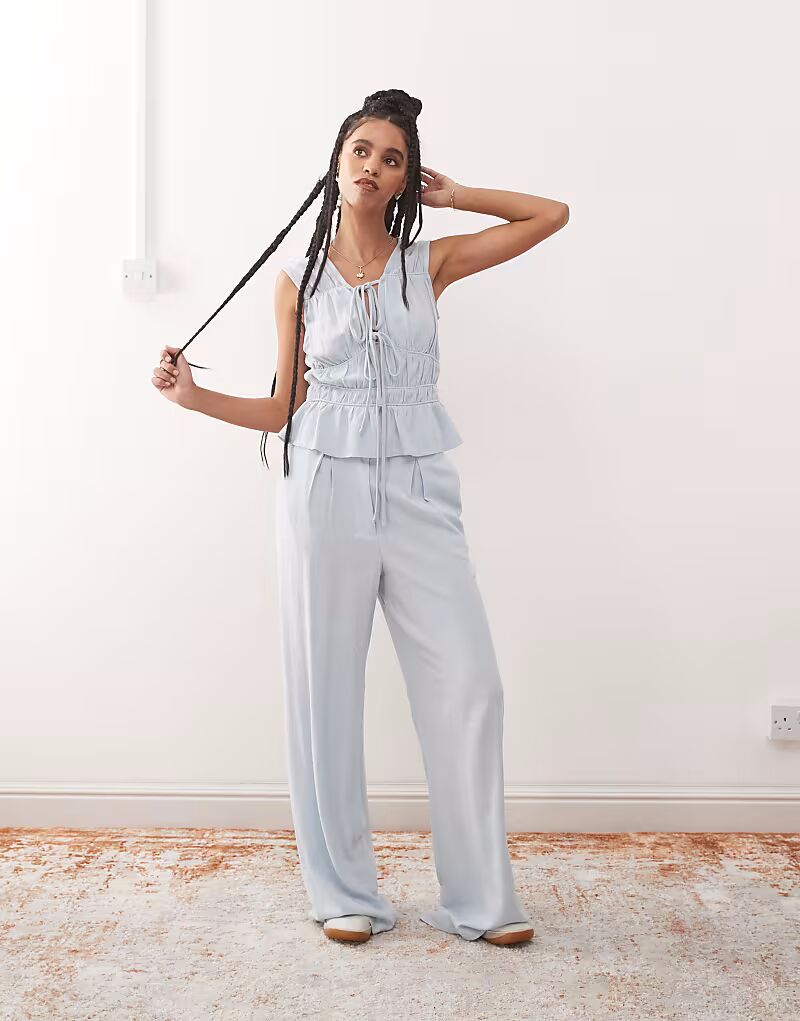 Топ из льняной смеси с завязками спереди, насыщенного синего цвета, со сборками Reclaimed Vintage
Топ из льняной смеси с завязками спереди, насыщенного синего цвета, со сборками Reclaimed Vintage