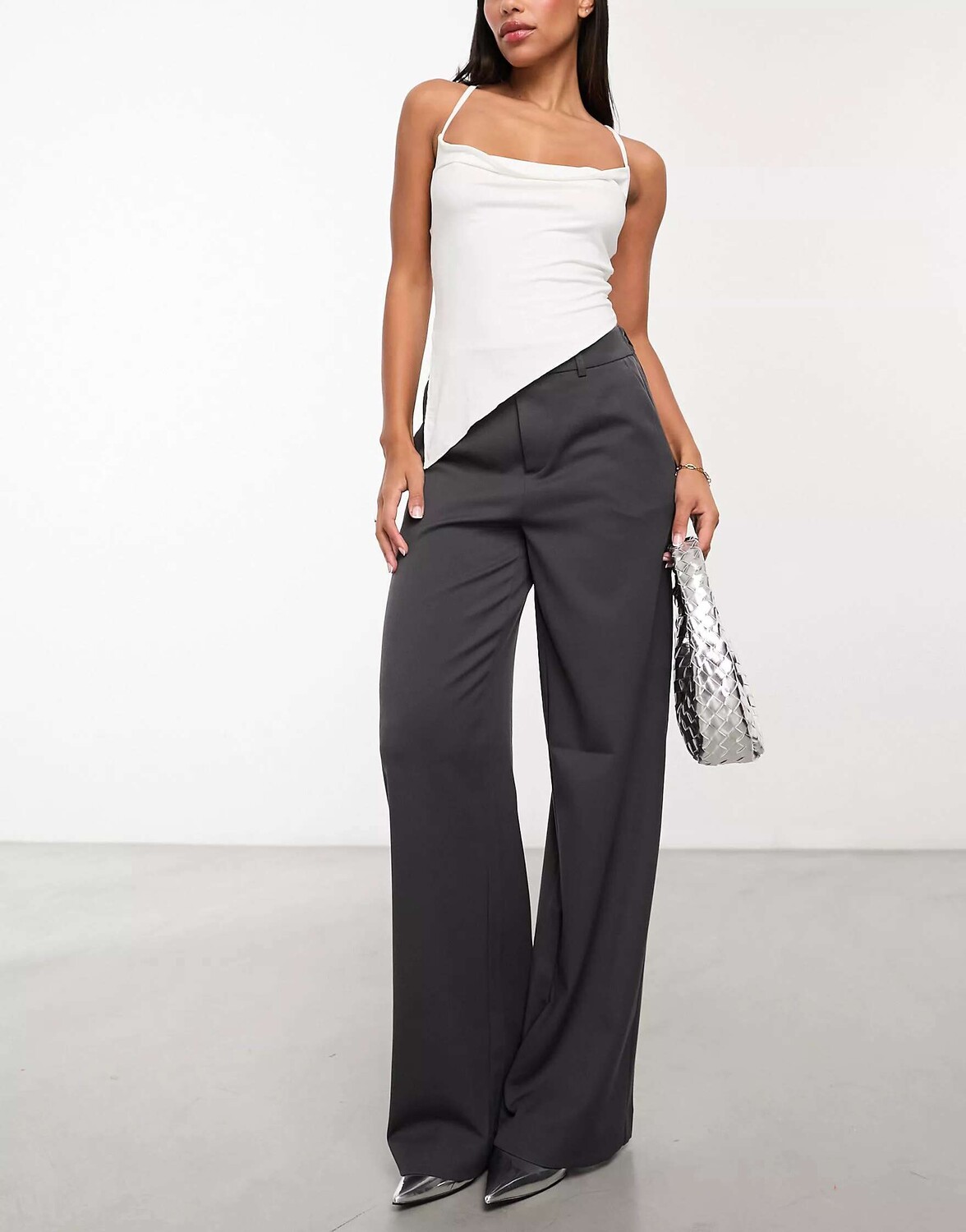 Серые элегантные брюки со средней посадкой Object
Серые элегантные брюки со средней посадкой Object