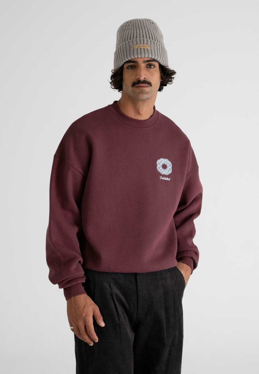 Толстовка PROHIBITED CREW NECK, Berry
Толстовка PROHIBITED CREW NECK, Berry