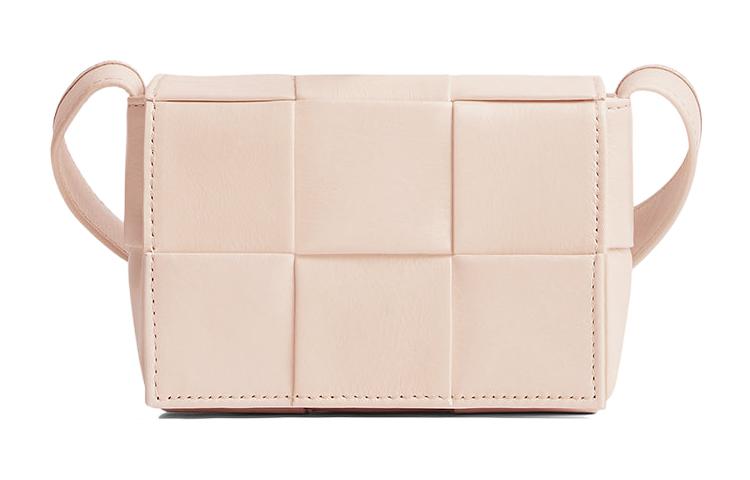Сумка через плечо мини женская из кожи коровы с аппликацией из ткани маленькая квадратная светлая розовая Bottega Veneta
Сумка через плечо мини женская из кожи коровы с аппликацией из ткани маленькая квадратная светлая розовая Bottega Veneta