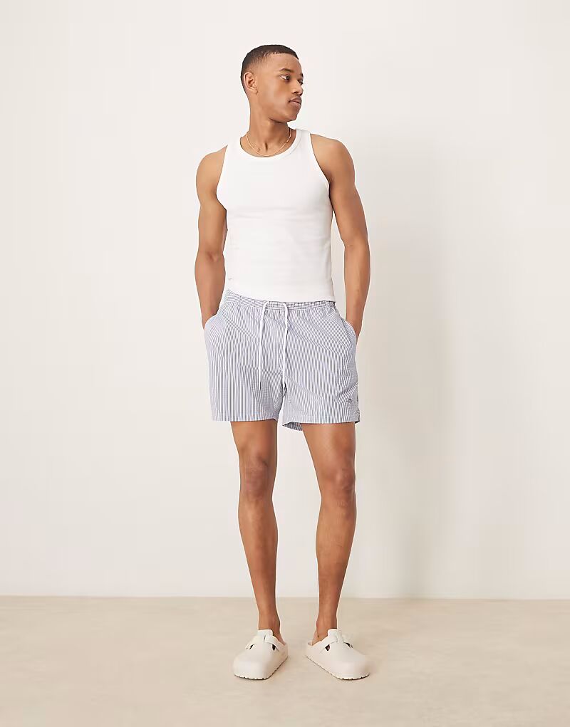 Плавки-шорты GANT из сирсакера с логотипом щита в синюю полоску 
Плавки-шорты GANT из сирсакера с логотипом щита в синюю полоску