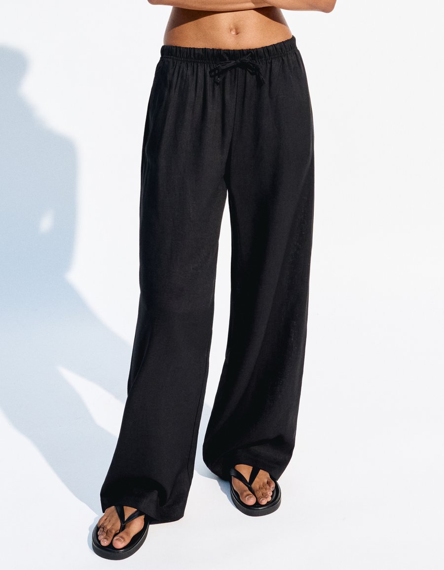 Брюки Bershka WITH AN ELASTICATED WAISTBAND, Black
Брюки Bershka WITH AN ELASTICATED WAISTBAND, Black