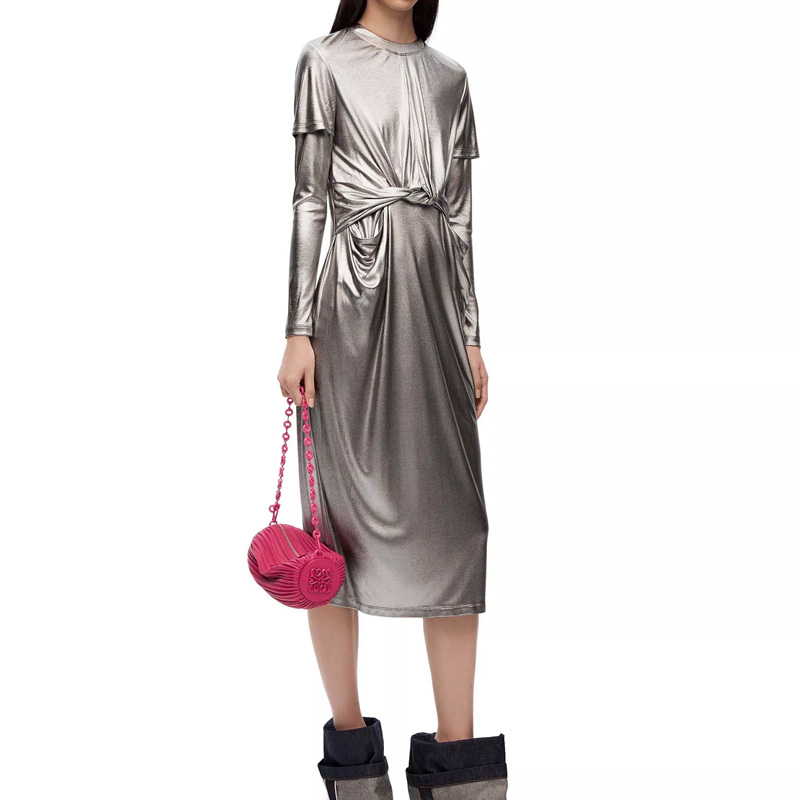 Кошелек-браслет из плиссированной кожи наппа с рубиново-красным покрытием LOEWE
Кошелек-браслет из плиссированной кожи наппа с рубиново-красным покрытием LOEWE