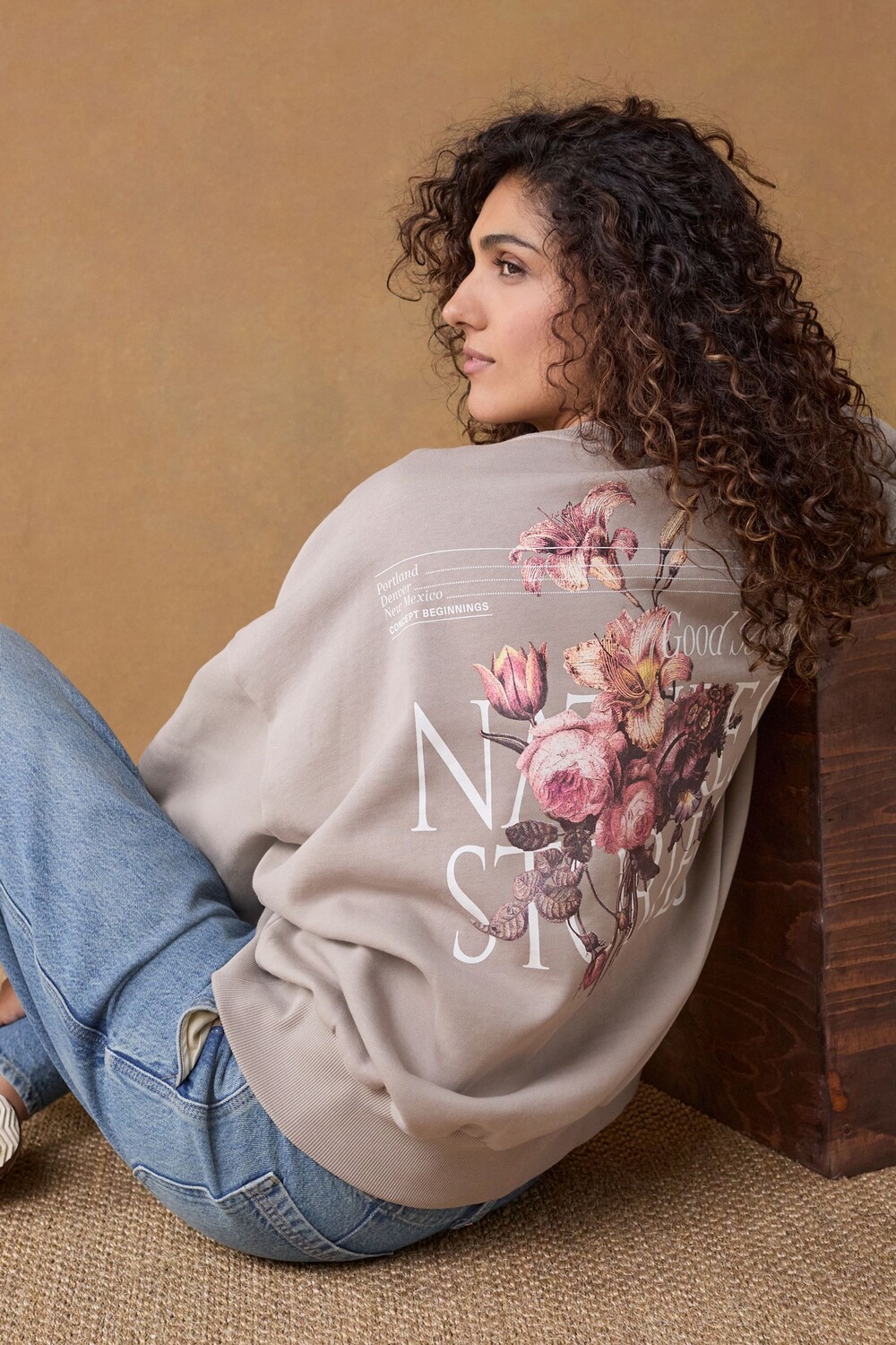 Красивый цветочный узор на спине с удлиненным рисунком, свободный крой, 100% хлопок Next, серый
Красивый цветочный узор на спине с удлиненным рисунком, свободный крой, 100% хлопок Next, серый