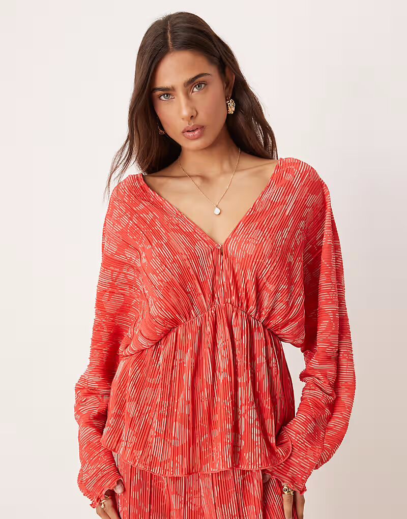 Комбинезон YAS с цветочным принтом и глубоким вырезом спереди, плиссированный, красного и розового цветов
Комбинезон YAS с цветочным принтом и глубоким вырезом спереди, плиссированный, красного и розового цветов