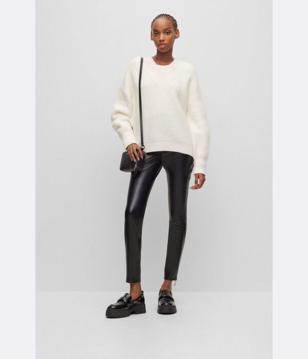 Свитер женский Hugo вязаный с v-образным вырезом, белый
Свитер женский Hugo вязаный с v-образным вырезом, белый