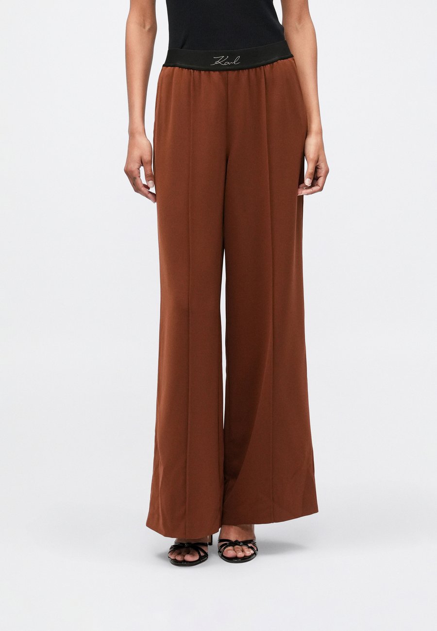 Брюки KARL LAGERFELD CADY ELASTIC WAIST PANTS, Friar Brown/Brown
Брюки KARL LAGERFELD CADY ELASTIC WAIST PANTS, Friar Brown/Brown