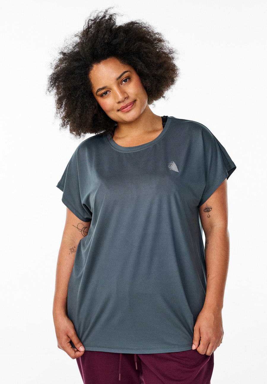 Футболка Zizzi Basic T-shirt, Urban Chic/Stone Blue Denim, Синий, Футболка Zizzi Basic T-shirt, Urban Chic/Stone Blue Denim
Футболка Zizzi Basic T-shirt, Urban Chic/Stone Blue Denim, Синий, Футболка Zizzi Basic T-shirt, Urban Chic/Stone Blue Denim